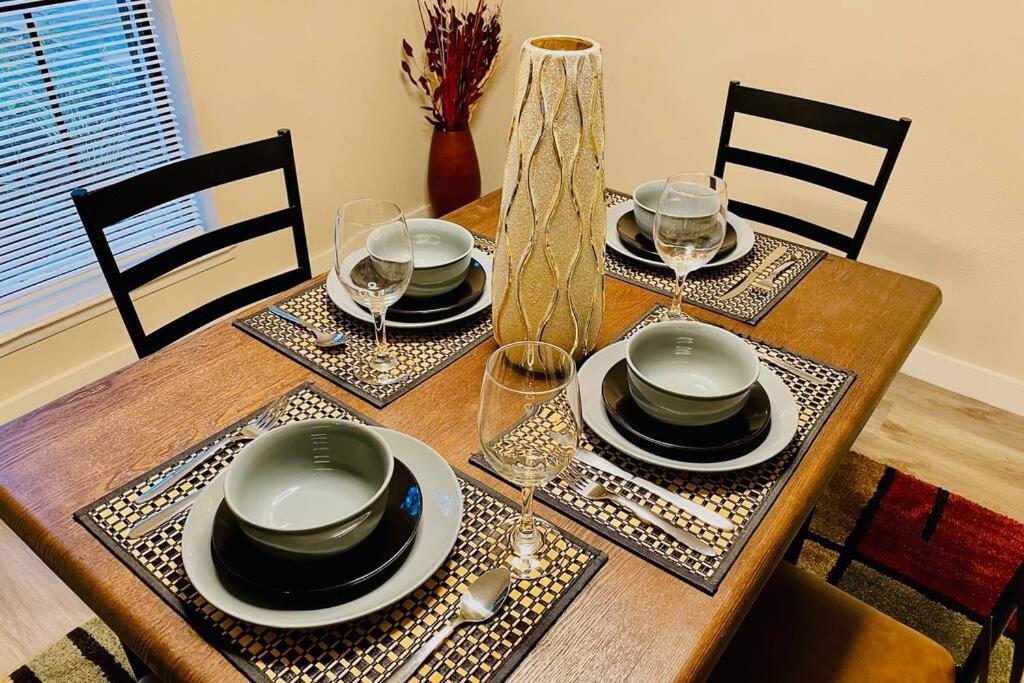Woodlands House - Free Parking & Fast Wifi - 3 Bed. 1,5 Bath The Woodlands
