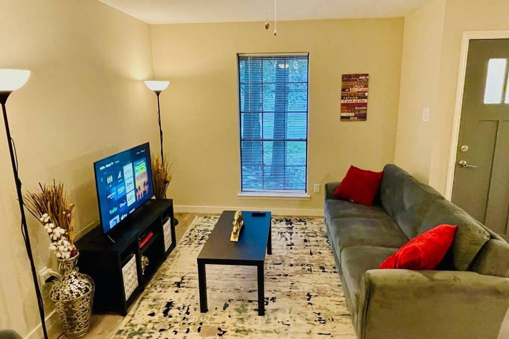 Woodlands House - Free Parking & Fast Wifi - 3 Bed. 1,5 Bath The Woodlands